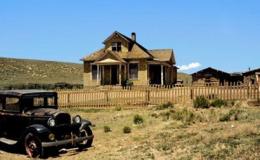 Souvenirs and vintage&nbsp;pictures