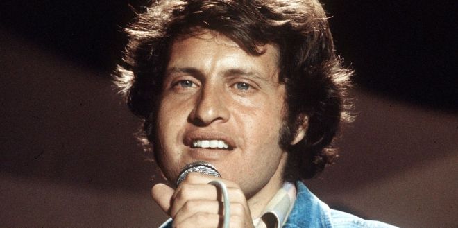 JOE DASSIN ON STAGE  ( Listen to Joe Dassin's Songs on webradios Radio Satellite & Radio Satellite2 )   